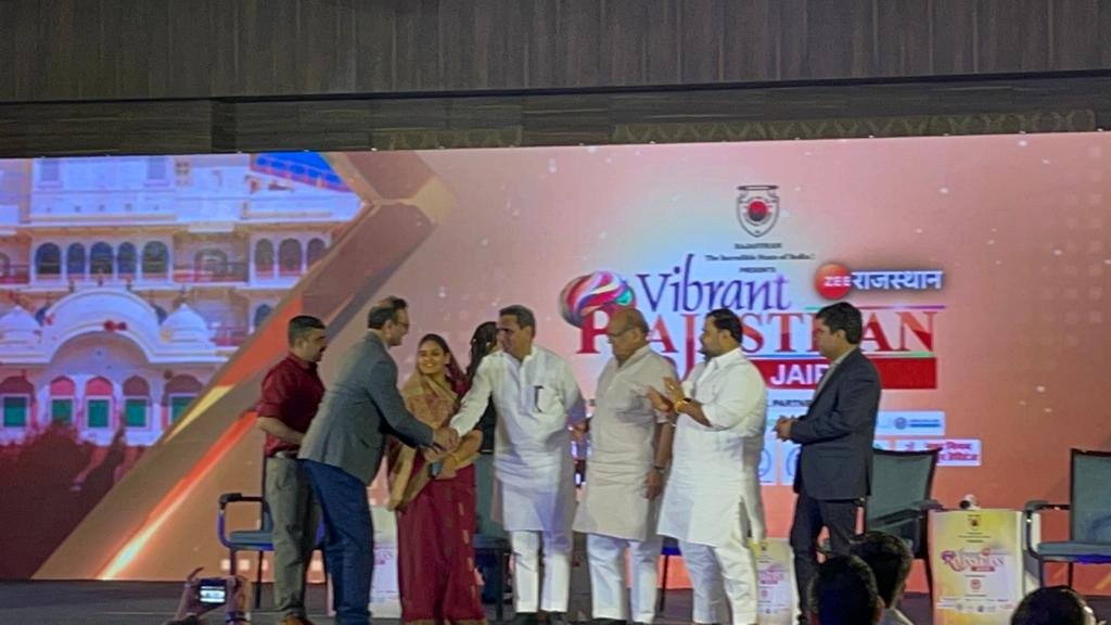 Dr. Umesh Bansal receiving the Vibrant Rajasthan Award 2023 on stage