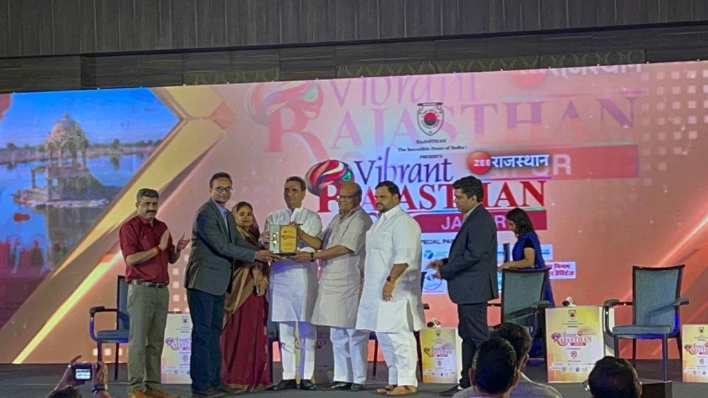 Dr. Umesh Bansal being honoured with the award plaque